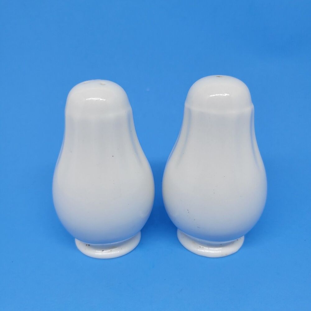 Mikasa Country Classic Set Of 2 White 4" Salt And Pepper Shakers Excellent Cond